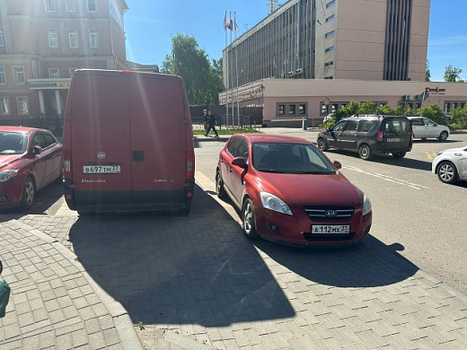 Ивановские автолюбители паркуются на зебре на Крутицкой
